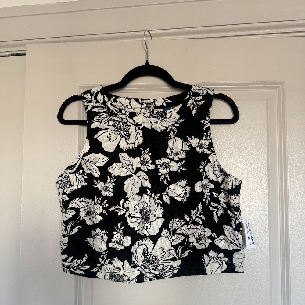 NWT Old Navy Black & White Floral Button Back Sleeveless Top - Size M